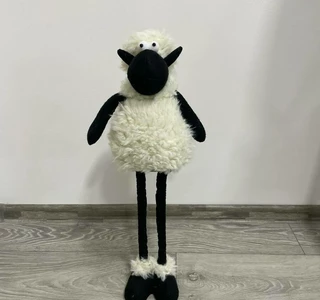 Fekete -fehér bárány álló